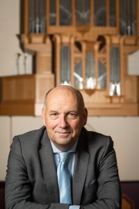 Evert van de Veen als organist 3