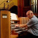 Evert van de Veen als organist 2