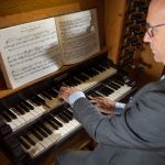 Evert van de Veen als organist 3