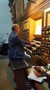 Evert van de Veen als organist 3